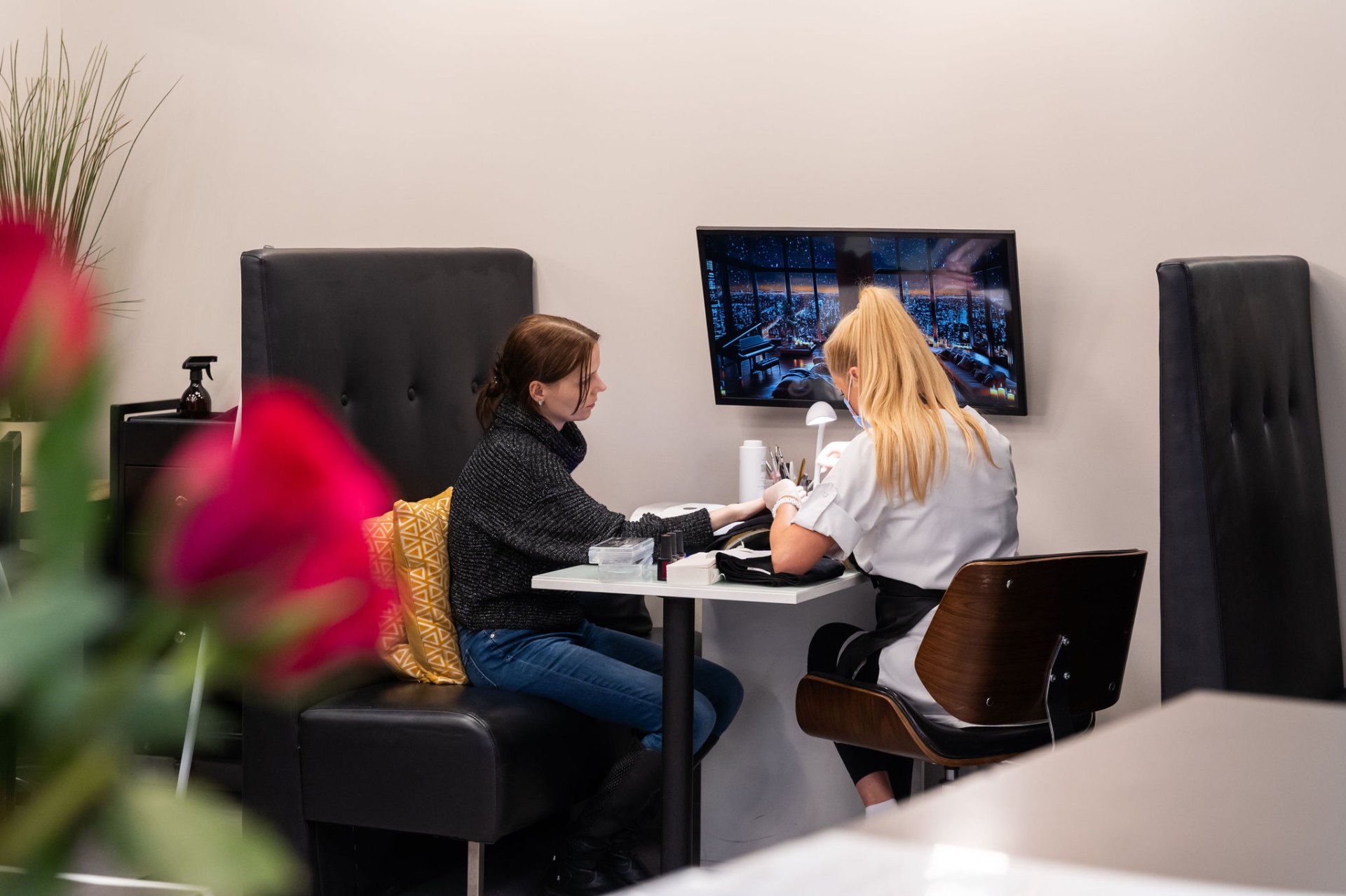 Manikīra meistare veic manikīru klientei HAIRRIGA salonā TC Olimpia Rīgā