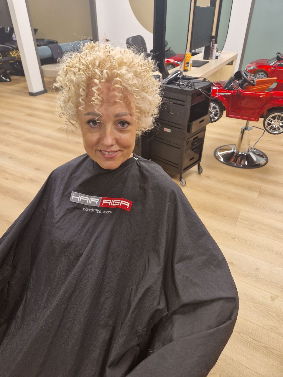 Afro lokas un gofras frizūras