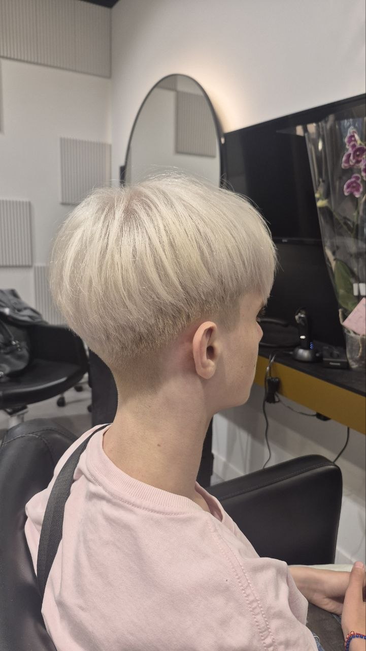 Vīriešu platīna blondo matu krāsošana Rīgā HAIRRIGA