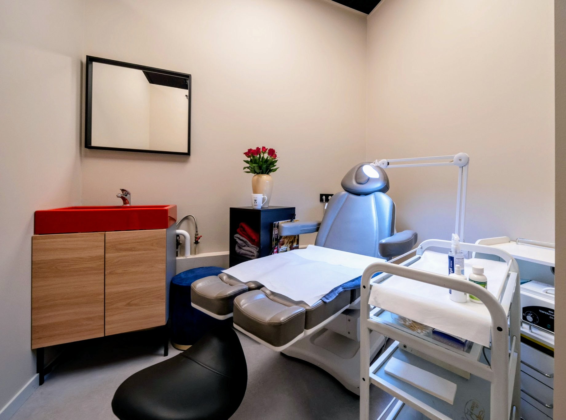 Pedikīra kabinets ar profesionālu krēslu HAIRRIGA salonā TC Olimpia Rīgā