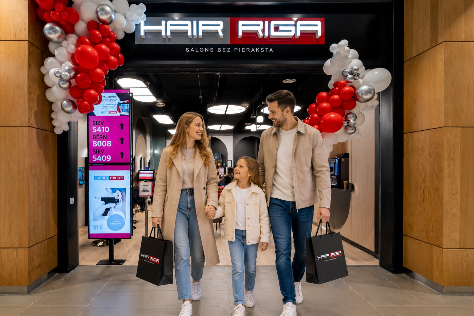 Apmierināta HAIRRIGA klienta smaids pēc matu griezuma